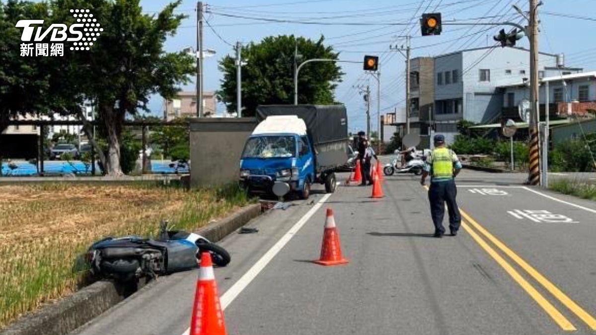 閃光路口未停讓?女騎士撞上小貨車 噴飛「一秒到田中」