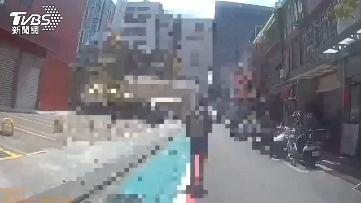 男子不顧演習警報，仍在街上行走。（圖／TVBS）