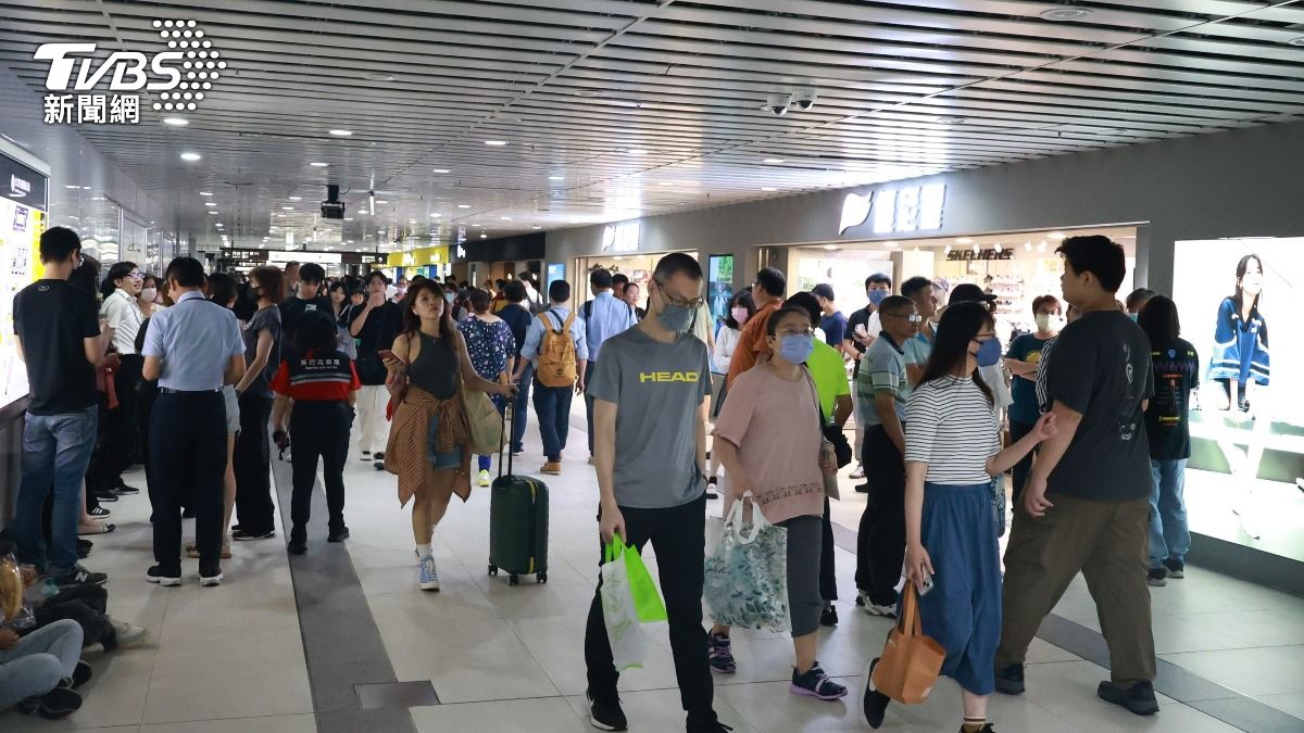 民眾紛紛躲到車站地下街。(圖/華子琛攝)