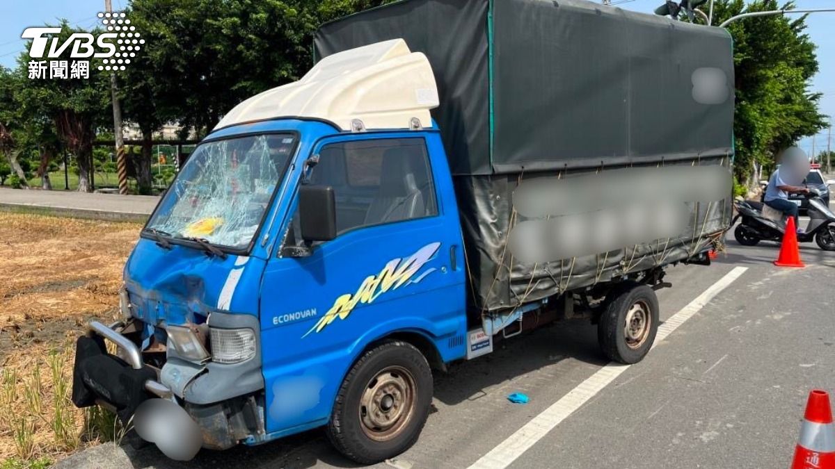 小貨車擋風玻璃裂成蜘蛛網。(圖/TVBS)