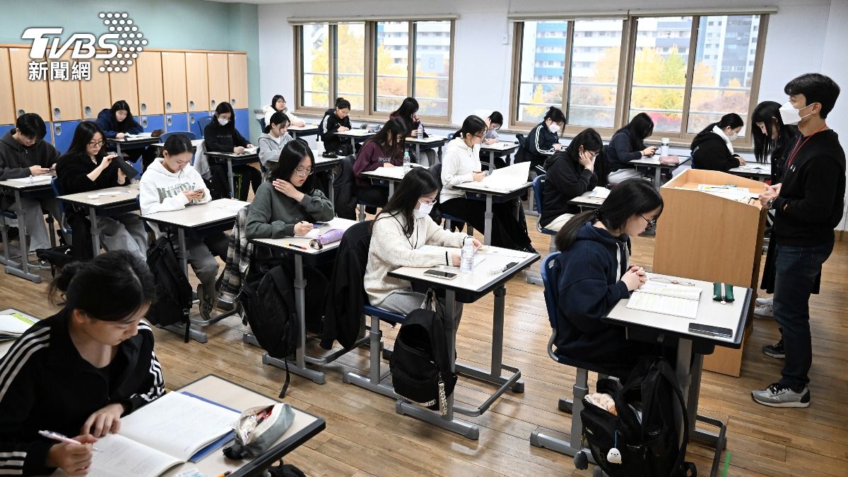南韓一名家長為了讓女兒考取好成績,竟買通老師潛入校園偷考卷,沒想到竟當場被捕。(圖/達志影像歐新社)