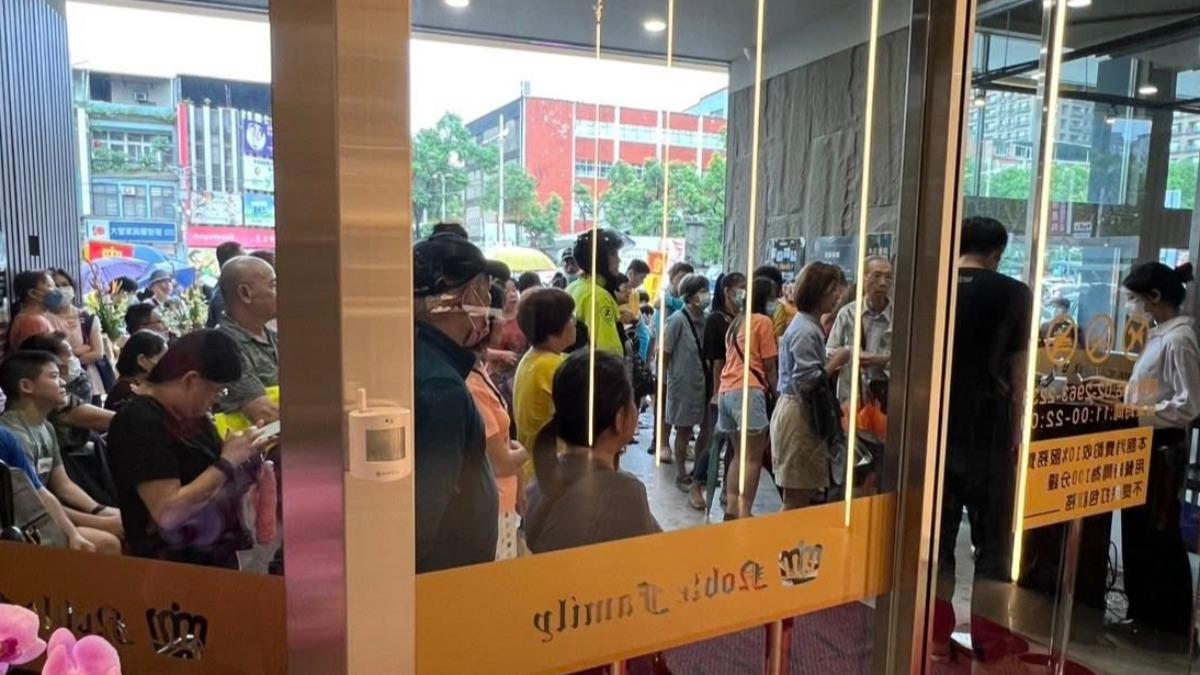 貴族世家排隊人潮。（圖／翻攝自貴族世家-板橋板新店臉書）