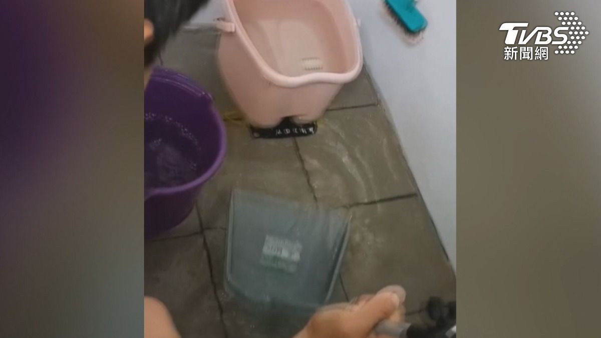高雄大樹區久堂路居民指控,因為鄰居整修,導致每當下雨時,他們家中的排水孔就會冒出臭水。(圖/TVBS)