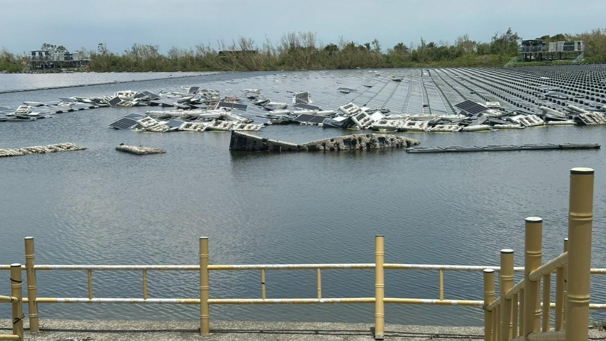 黃國昌貼出照片指出「嘉義新塭滯洪池案場」廢棄光電板依然四散。(圖/翻攝自黃國昌臉書)