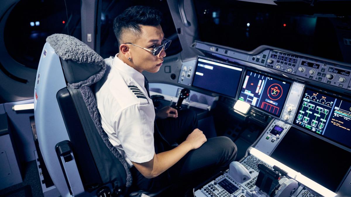 瘦子在MV中化身機長。(圖/本色音樂提供)
