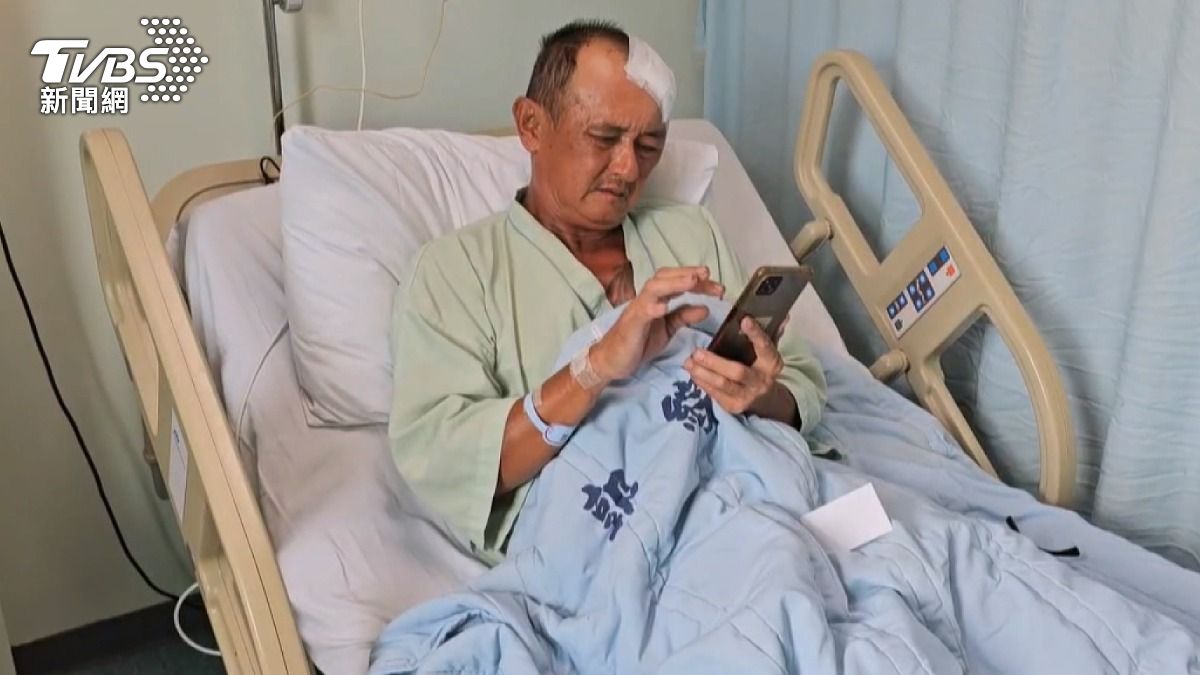 58歲黃姓工人協助災民屋頂蓋帆布,疑似踩到白蟻侵蝕的梁柱,從屋頂摔落縫12針。(圖/TVBS)