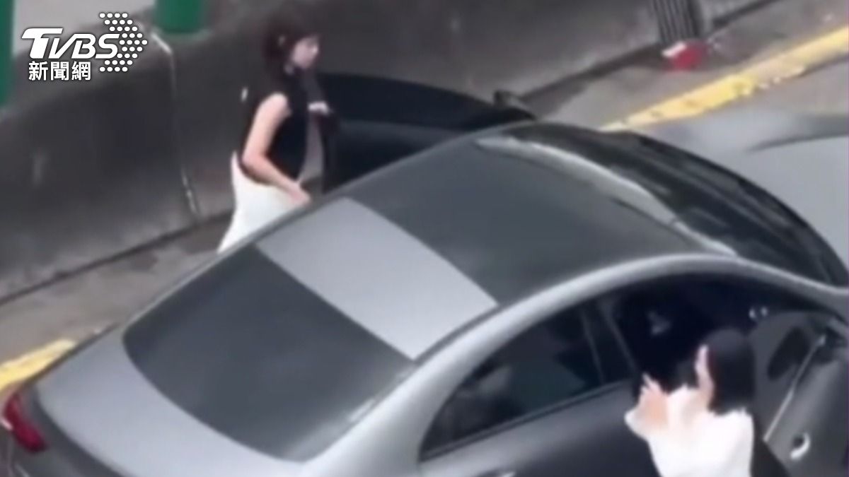 演習期間,仍有兩位女子,在台北市市民高架上擺拍。(圖/畫面來源 threads Tinghsuan Chen)