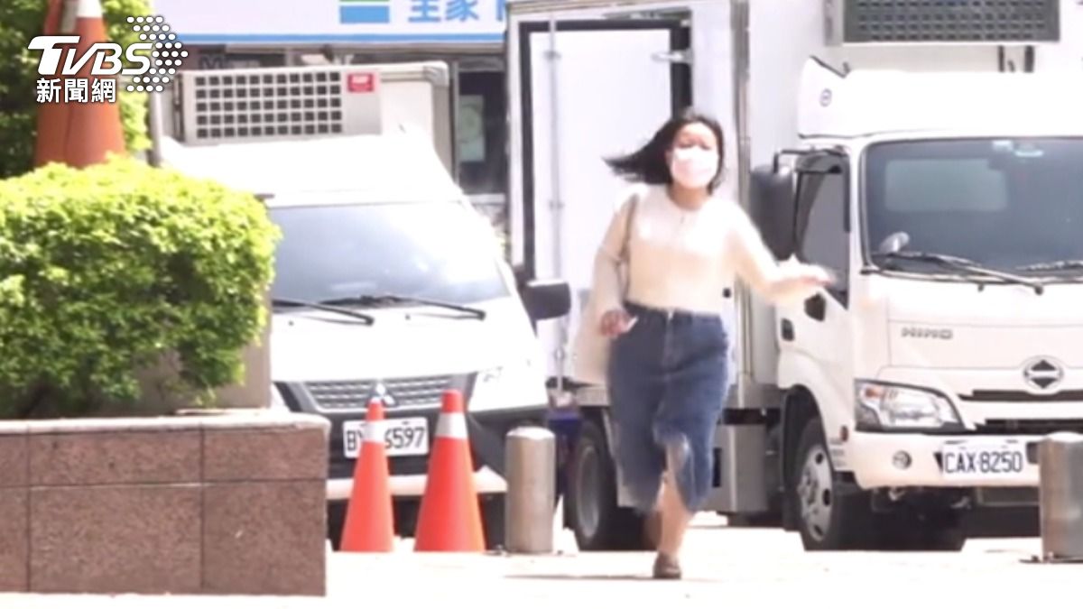 城鎮韌性演習警報聲響起前,民眾迅速前往避難所。(圖/TVBS)
