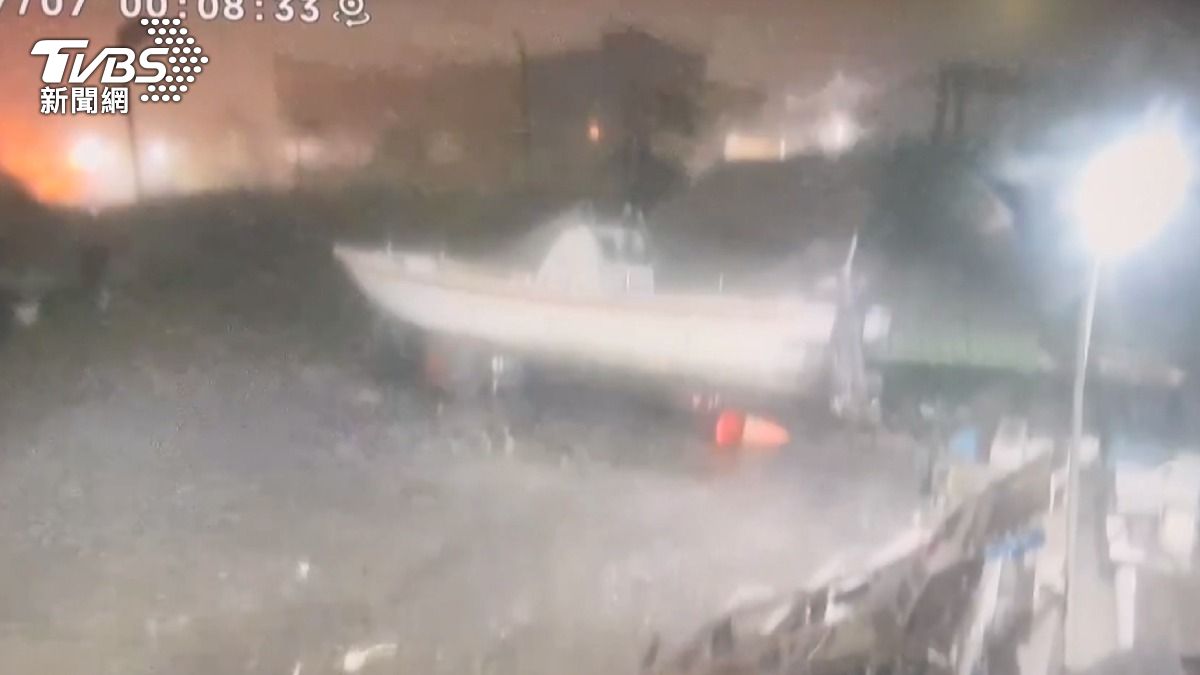 電力修復後調出監視器,颱風登陸布袋當下,一艘船直接被吹走消失。(圖/岑海里長翁億頴 提供)