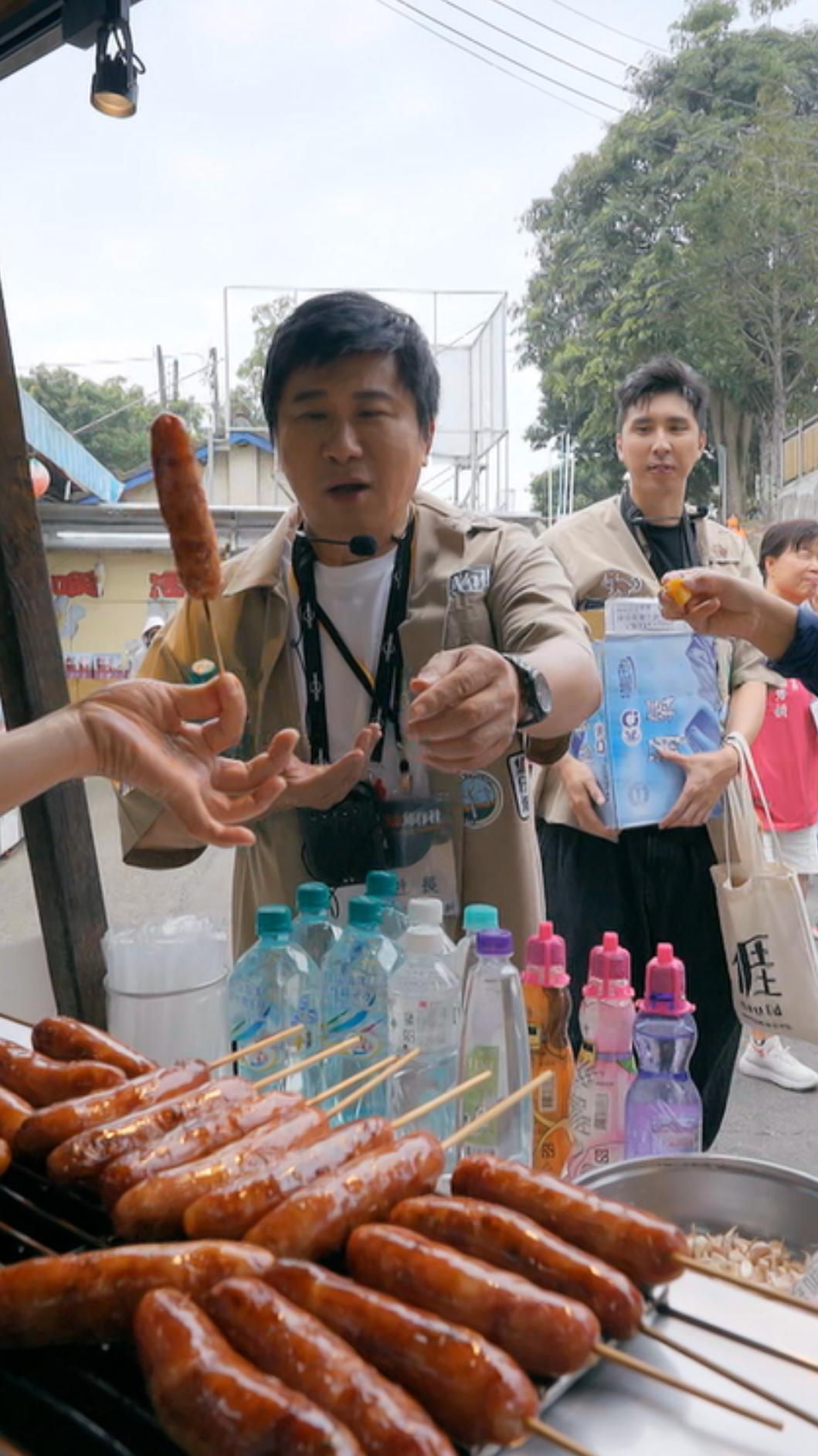 胡瓜不受控,帶團脫隊只為吃香腸。(圖/客家電視提供)