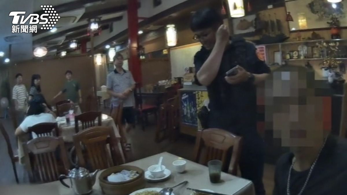 偷錢爽吃一桌菜,男遭警包圍竟企圖搶配槍,被噴辣椒水制伏。(圖/TVBS)