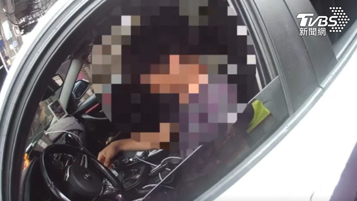 警方到場時,肇事駕駛不發一語,坐在車上發呆。(圖/TVBS)