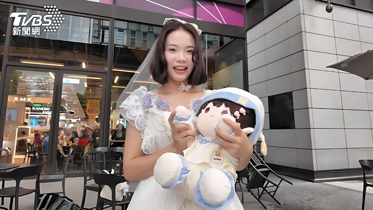 粉絲盛裝打扮現身，穿上婚紗化身新娘來到現場拍照。（圖／TVBS）