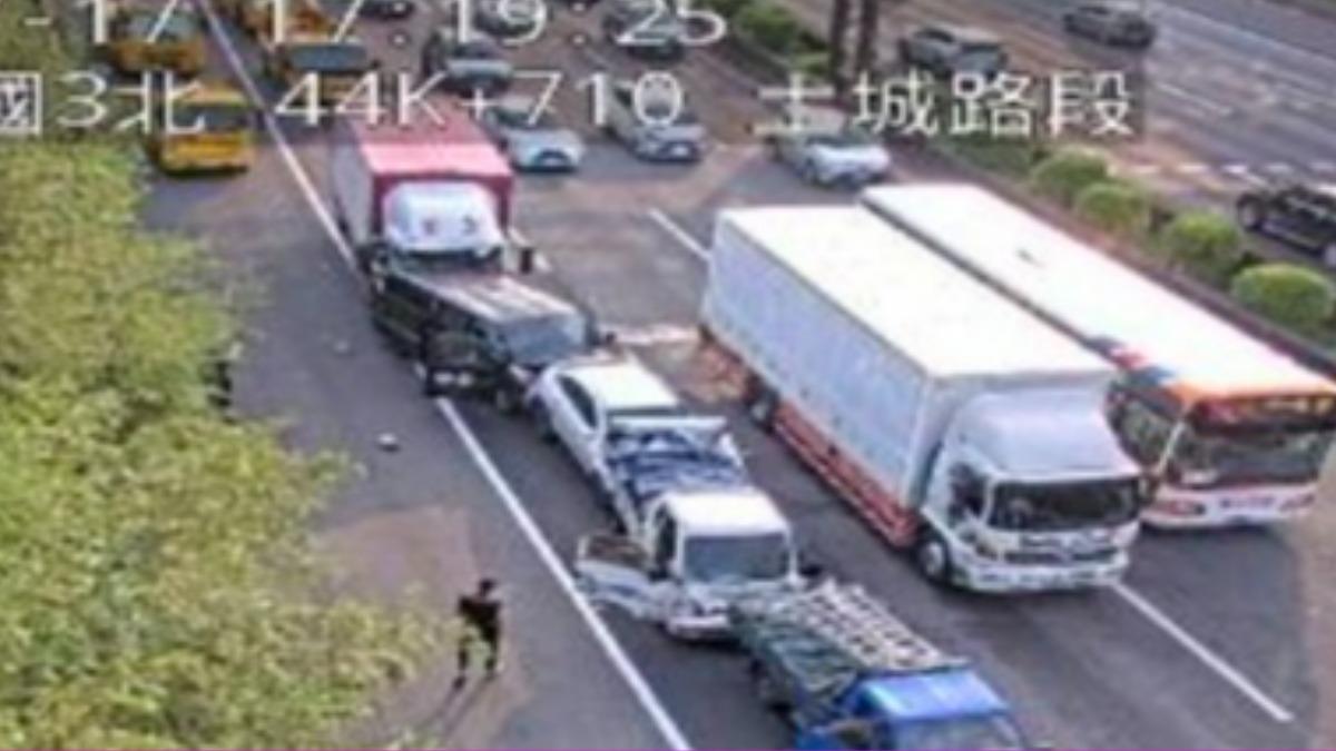 國3土城段發生7車追撞事故，造成嚴重回堵。（圖／翻攝畫面）