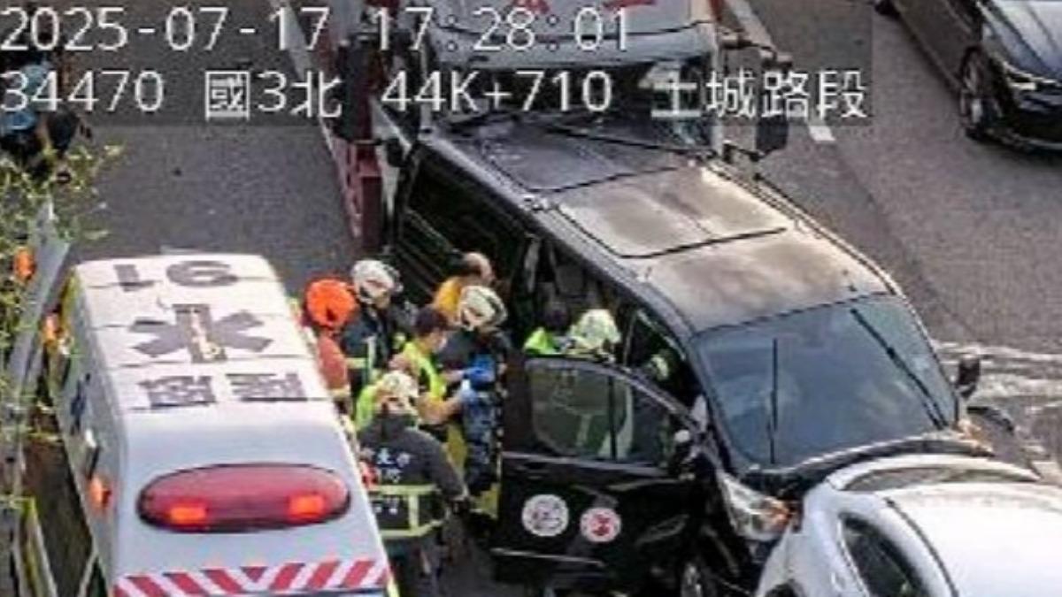 國3土城段發生7車追撞事故，造成嚴重回堵。（圖／翻攝畫面）