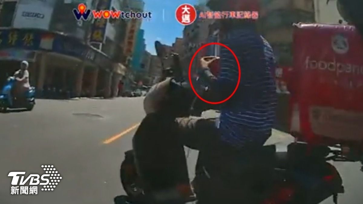 外送員邊喝邊騎釀禍，最高恐罰3.6萬。（圖／翻攝WoWtchout - 地圖型行車影像分享平台