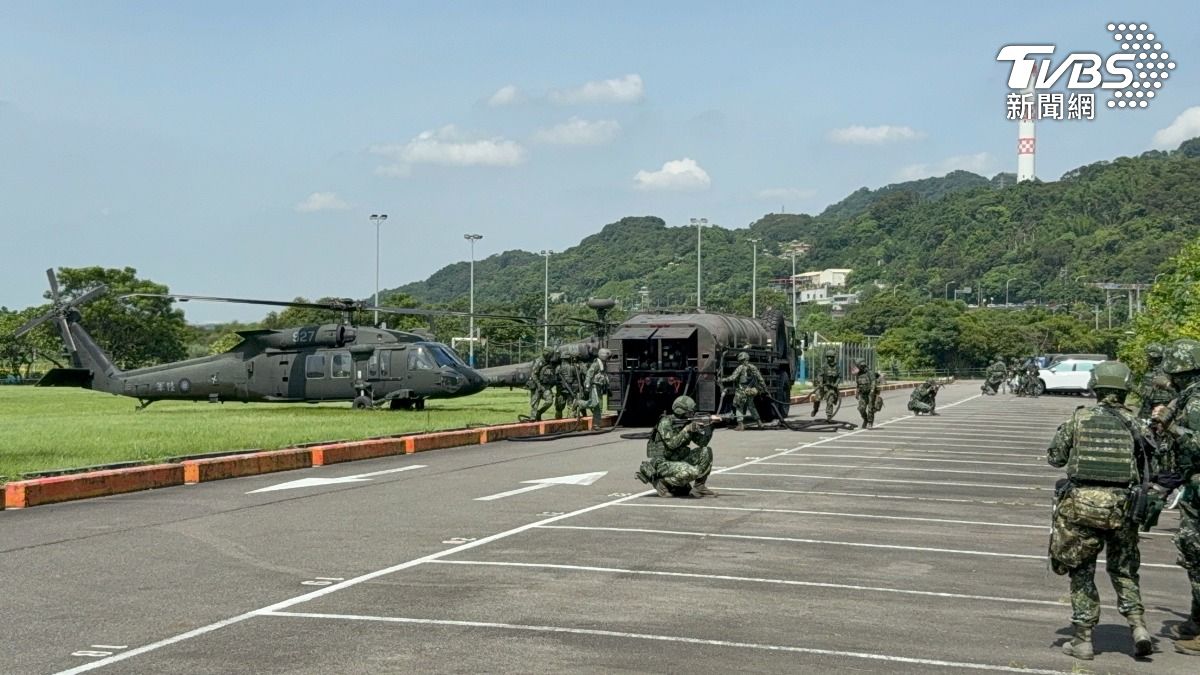 漢光演習第九天,陸軍航空601旅在新北樹林空地執行「陸航直昇機油彈再整補作業」(圖/TVBS)