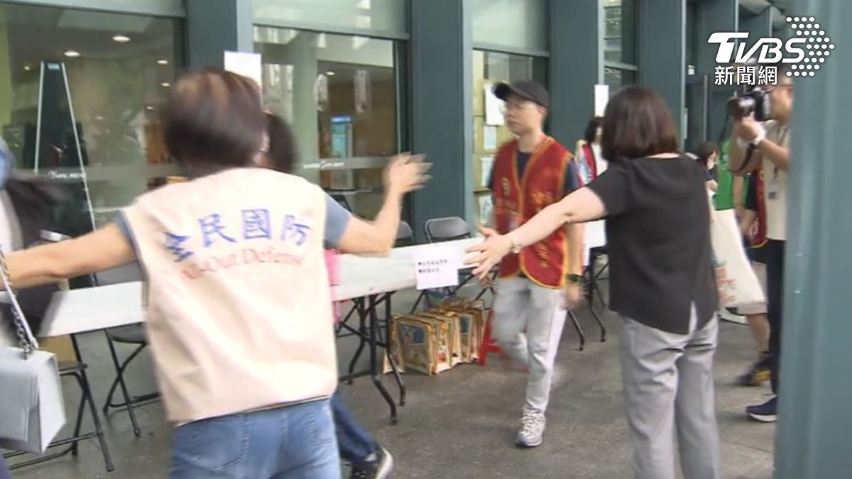 台北市的演習,模擬配售戰時必需品,地點卻設在戶外,專家憂如果再度被空襲,恐怕會有二度傷害。(圖/TVBS)