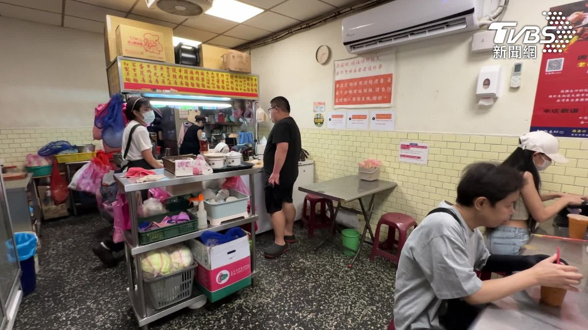 老麵攤有分身?民眾表示味道不同,業者也說不是分店。(圖/TVBS)