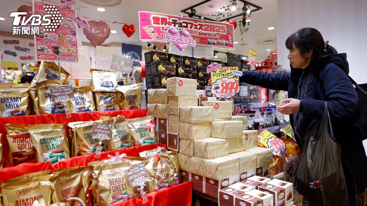 全球可可價格飆升,日本巧克力業者推出降低可可成分的「準巧克力」產品,甚至還研發出特別的「牛蒡巧克力」。(圖/達志影像歐新社)