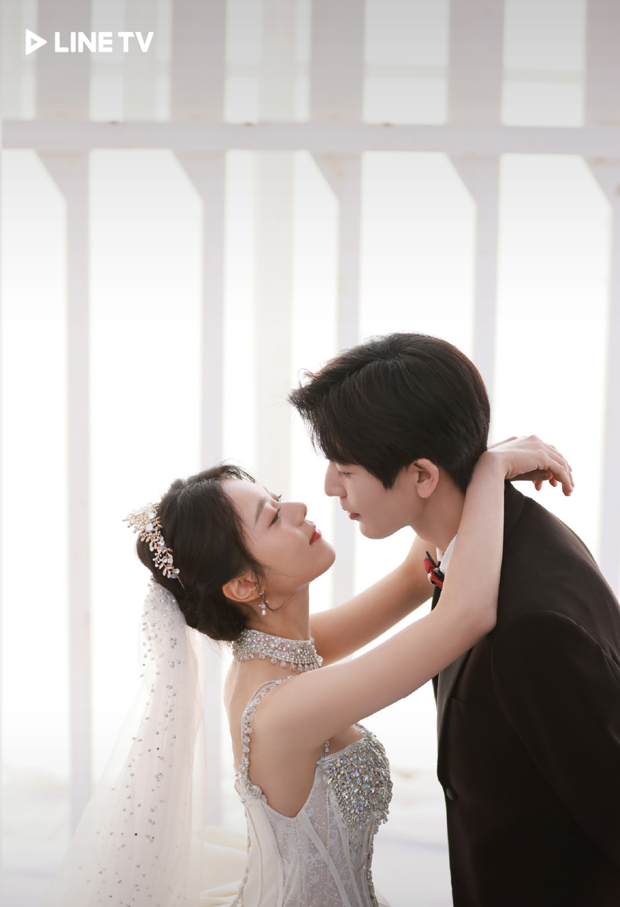 趙今麥(左)、張凌赫劇中共譜15年青春戀曲,從校服走到婚紗。(圖/LINE TV提供)