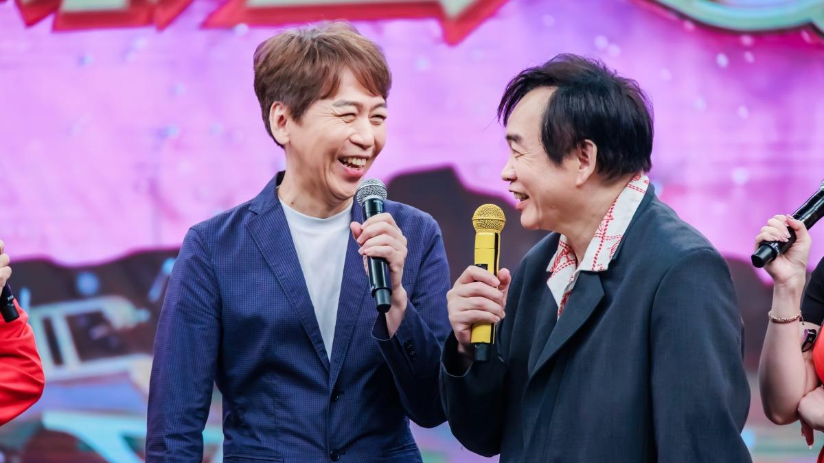 康康(右)開場介紹洪敬堯(左)是江蕙演唱會的音樂總監。(圖/中視提供)
