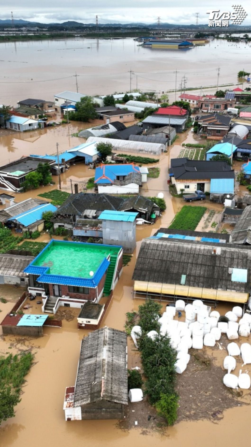 韓國暴雨侵襲中部忠清南道禮山市,村莊房屋被淹沒。(圖/歐新社達志影像)