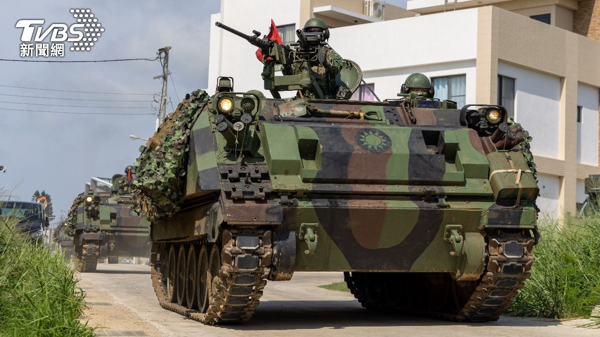 第一作戰區所屬澎湖防衛指揮部機步營出動裝甲車,模擬敵軍自海灘登陸。(圖/軍聞社提供)