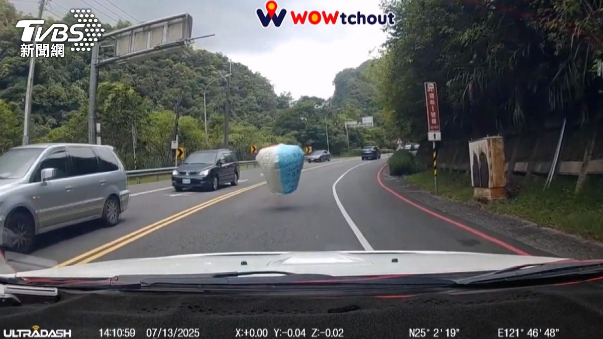 天燈墜落險砸車!墜落車道驚險畫面曝 用路人憂打滑擋視線。(圖/民眾提供)