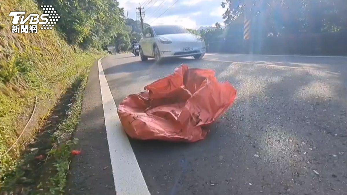 天燈襲來「差點砸中車」!影片瘋傳 當地人嘆:可能打滑很危險。(圖/民眾提供)