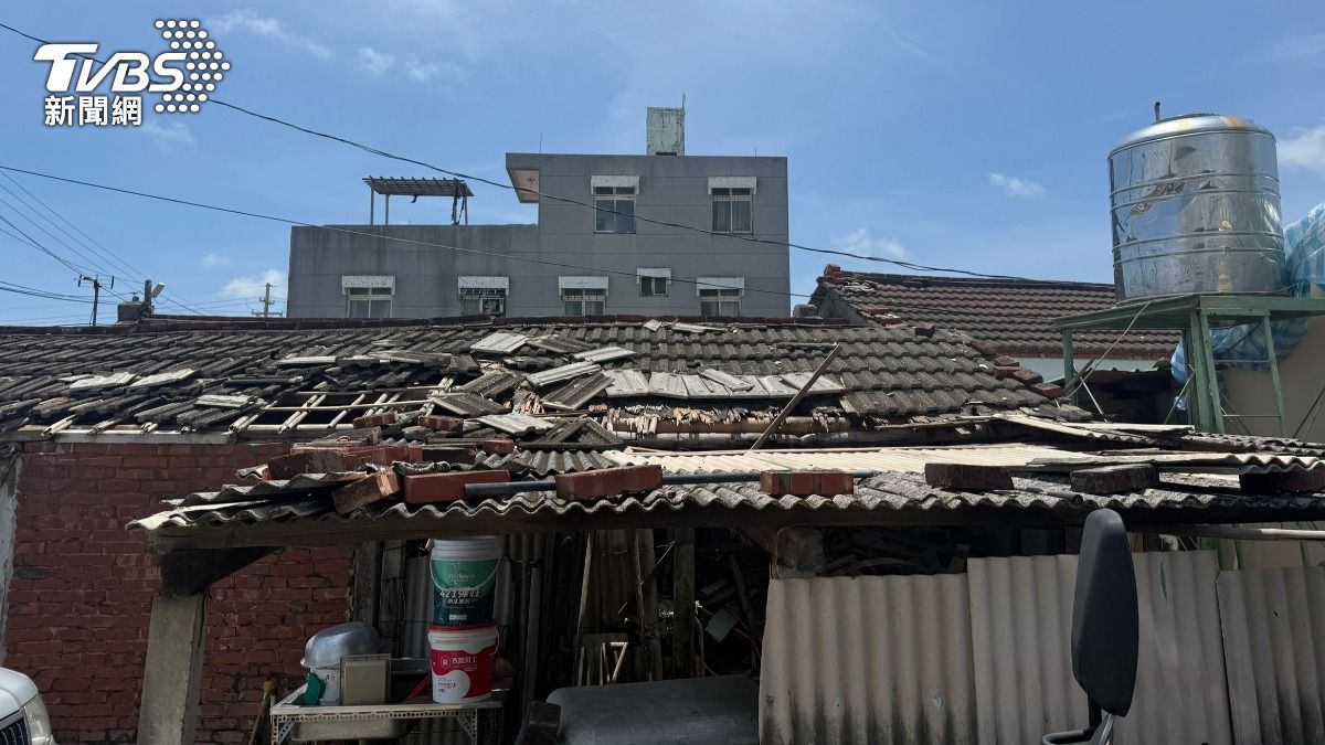 林姓男子屋頂受丹娜絲颱風摧毀,但非列管關懷對象,只好親自修繕,不料發生憾事。(圖/方一峰議員提供)