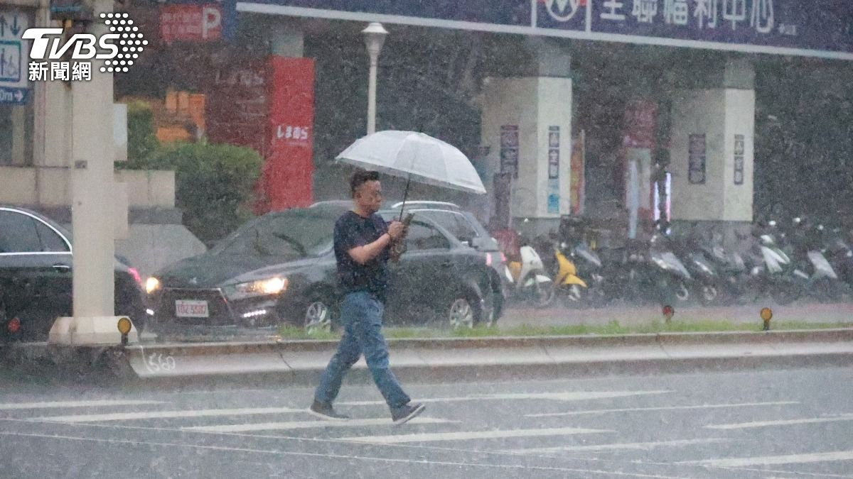 天氣/13縣市豪大雨特報!暴雨狂轟 2地區「紅色警戒」