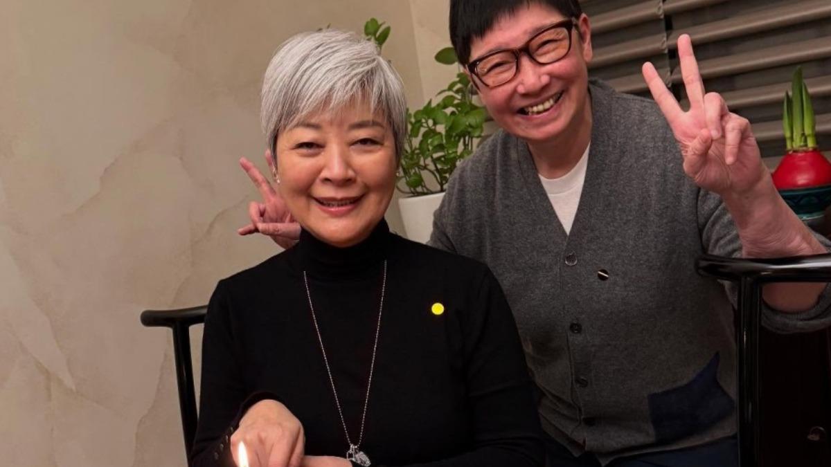 蘇施黃為金燕玲慶祝70歲。(圖/翻攝自蘇施黃臉書)