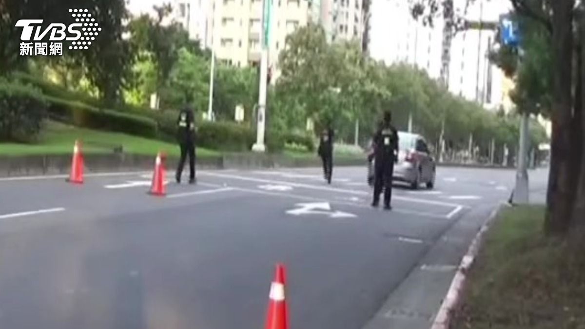 轎車衝撞臨檢站警員連開2槍。（圖／TVBS）