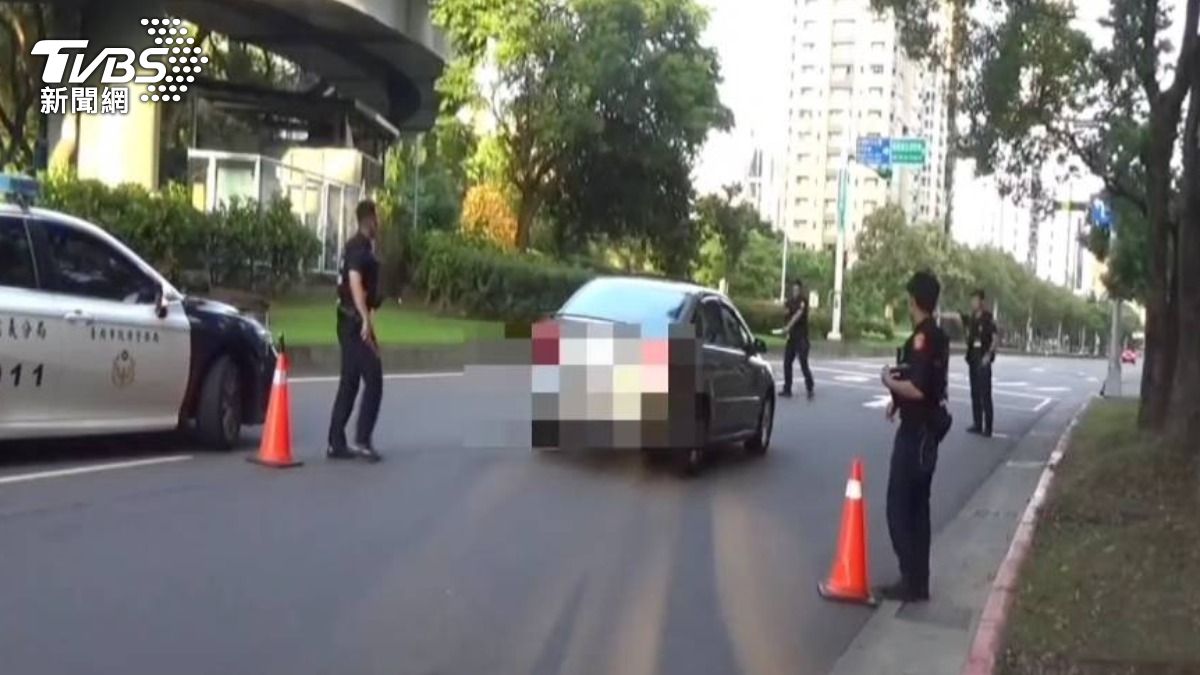 警員示意停車但駕駛仍強行衝撞逃逸。(圖/TVBS)