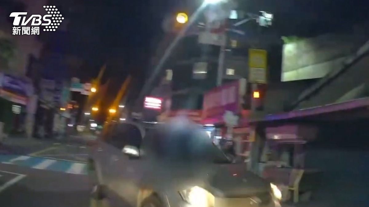 廖男遭警方圍捕後試圖衝撞警方。（圖／TVBS）