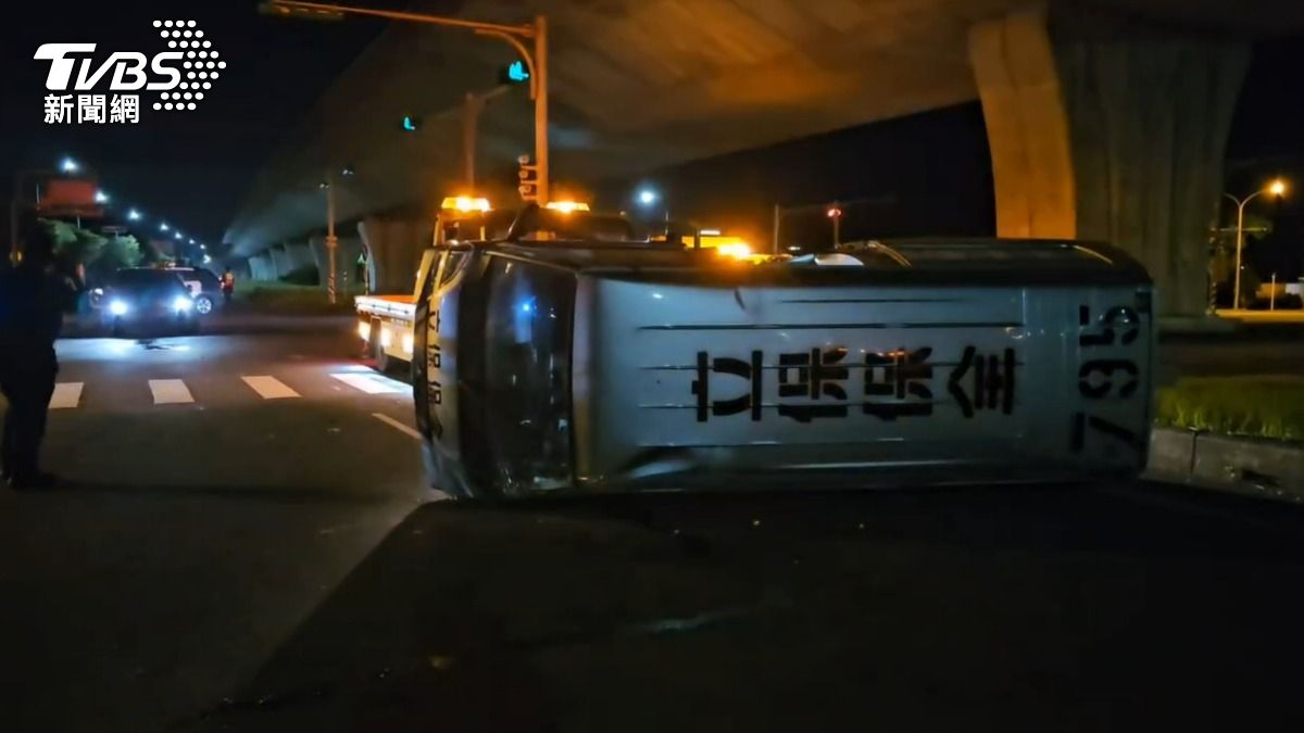 保全車疑闖紅燈，對撞小客車慘翻路中。（圖／TVBS）