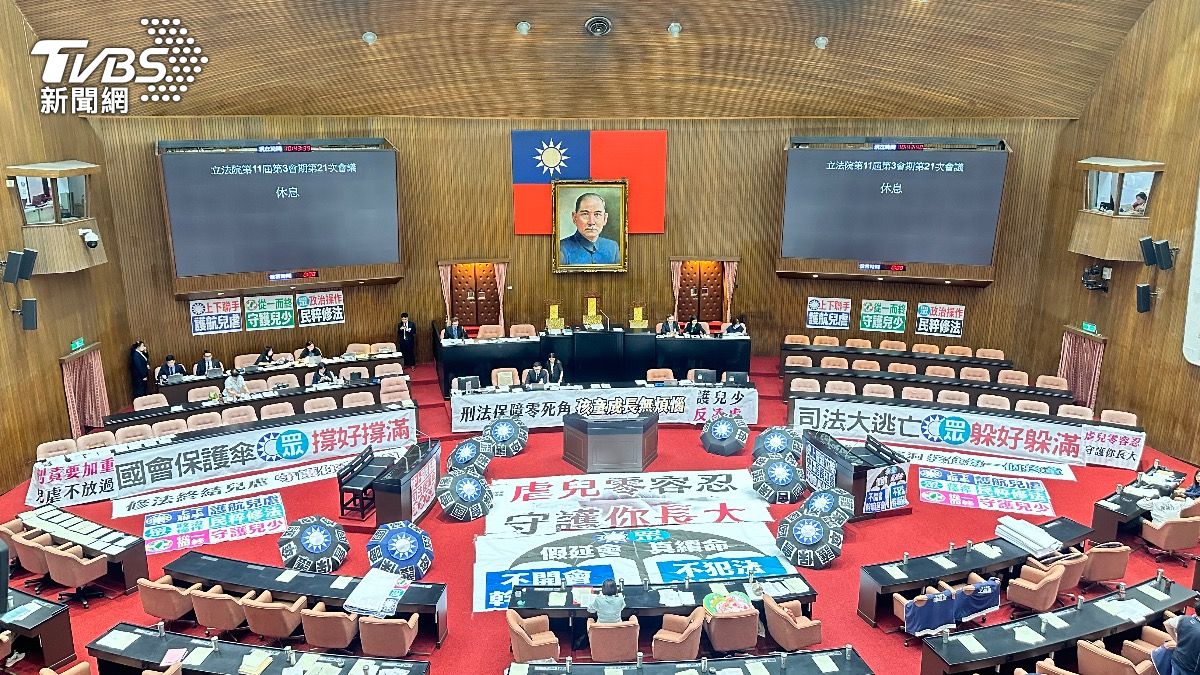 「我先到的!」立院又爆衝突 綠白議場卡位互撕文宣狠嗆流氓