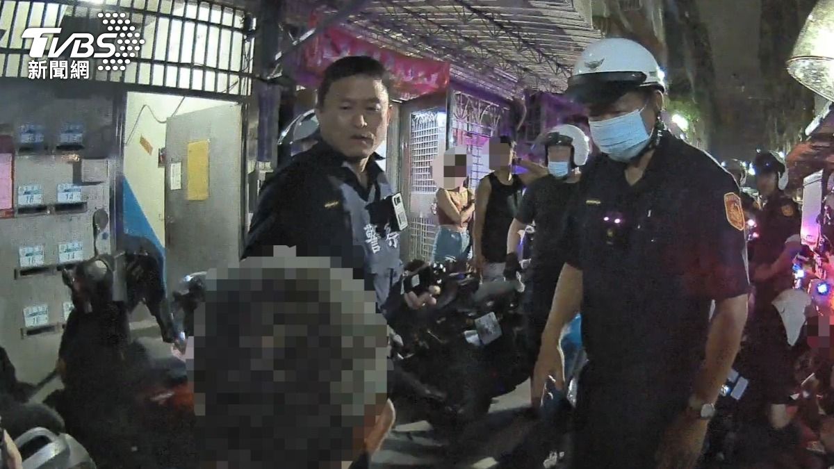 警方出動15名警力到場。（圖／TVBS）