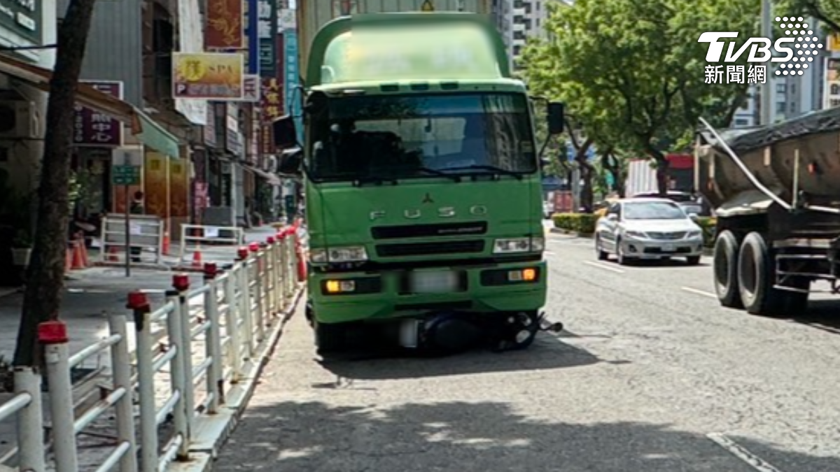 有片/高雄78歲翁遭2車輾斃!巨輪輾斷右腿見骨 驚悚畫面曝