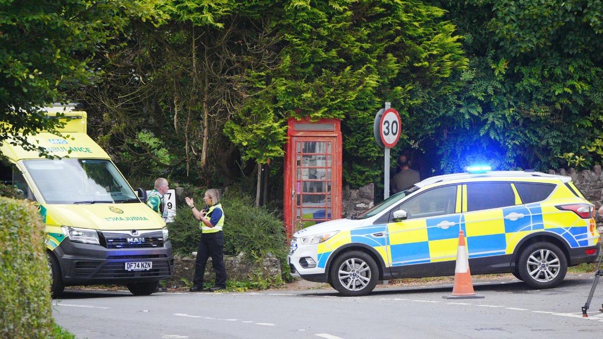 警方趕到事故案發現場。(圖/翻攝自X@Bus Crash UK.)