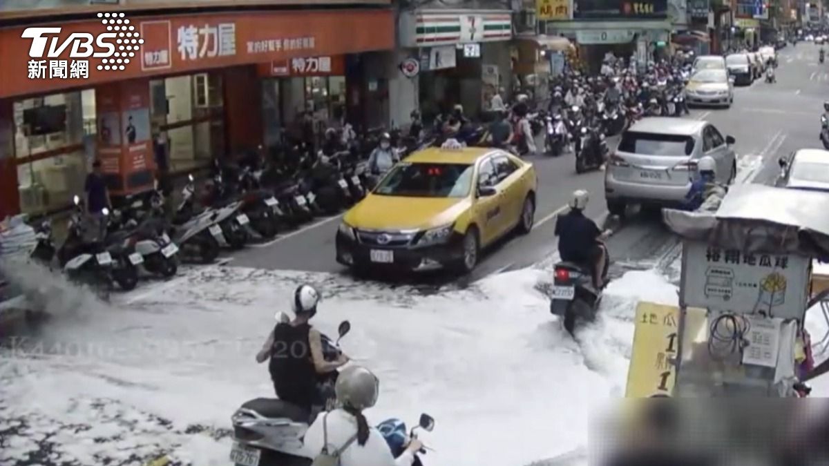 有片／出事了！新北4歲童誤轉消防栓　馬路「全是泡沫」大淹水