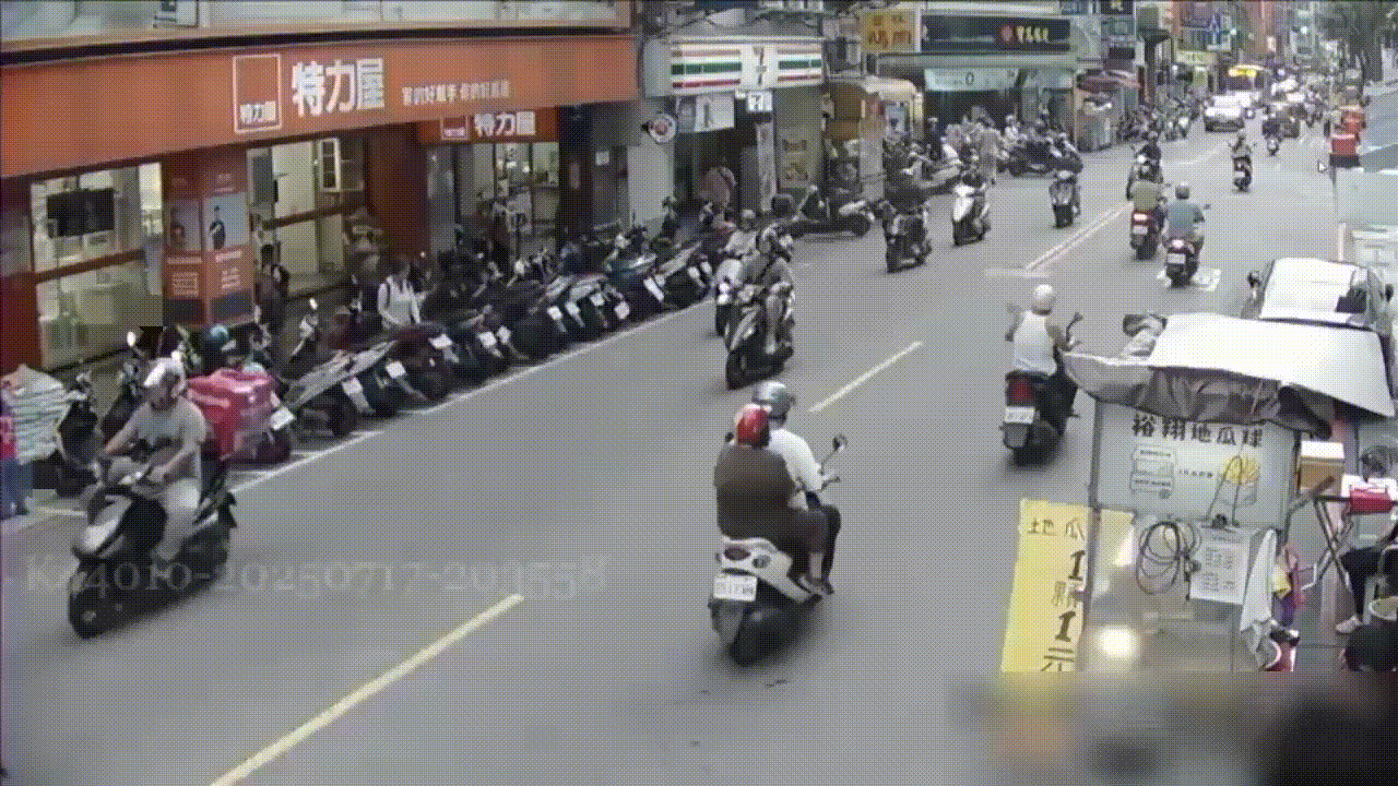 消防栓洩水瞬間畫面。(圖/TVBS)