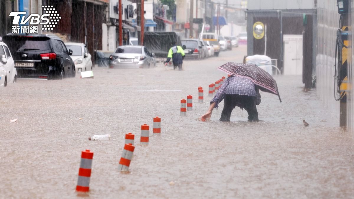 暴雨襲擊南韓南部多處地區,洪水淹沒村莊,市區也變一片汪洋。(圖/達志影像美聯社)