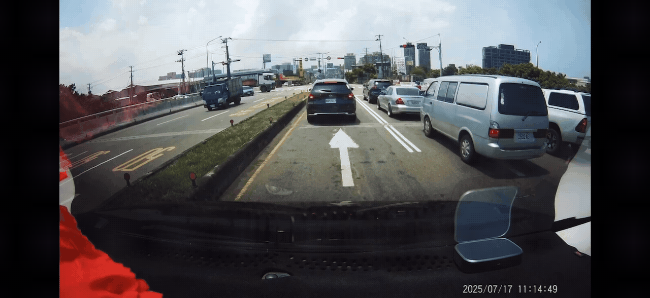 砂石車與機車都要右轉,疑因為視線死角發生碰撞。(圖/翻攝自新竹大小事)