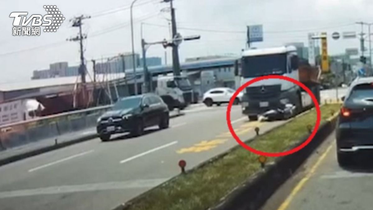 有片/砂石車右轉視線死角!女騎士遭拖數十公尺險象環生