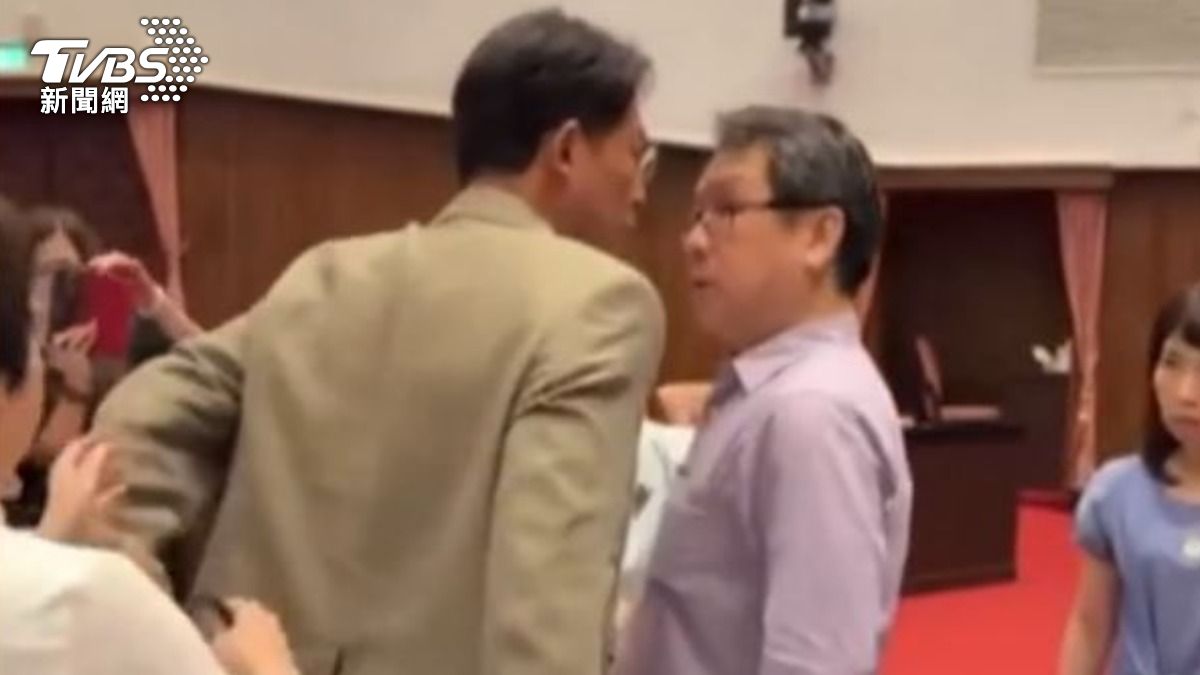 民眾黨立委黃國昌與民進黨立委沈發惠爆衝突。(圖/TVBS)