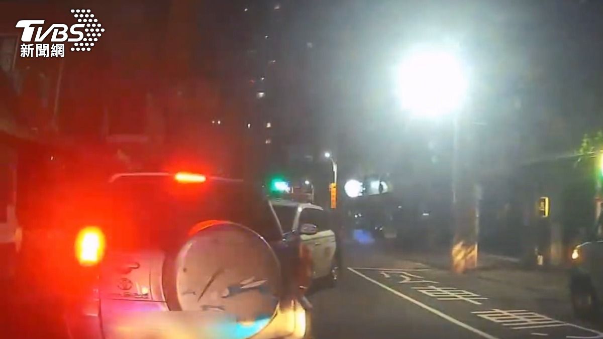 男子酒後移車，遭攔查拒檢逃逸，高速衝撞警車。 (圖／TVBS)