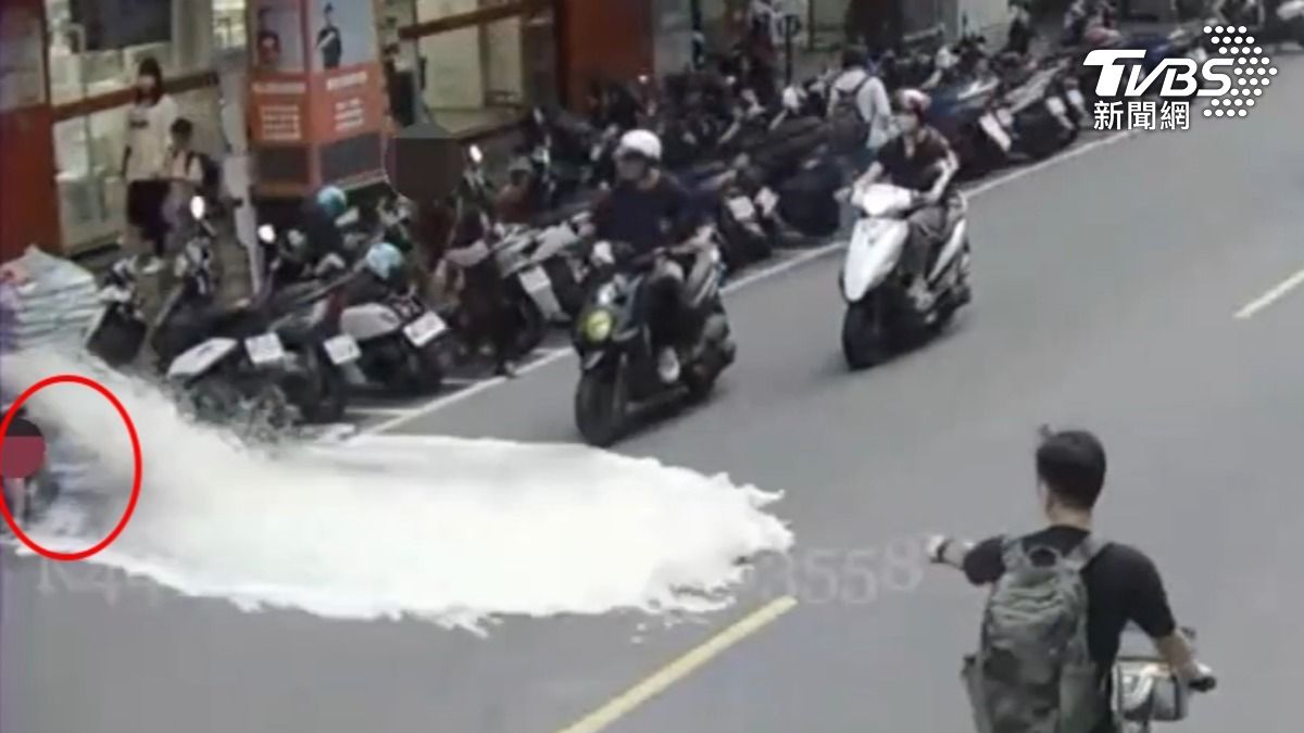 小手一摸釀大禍!蘆洲男童誤觸消防栓,「白泡狂噴」路人急煞車。(圖/TVBS)