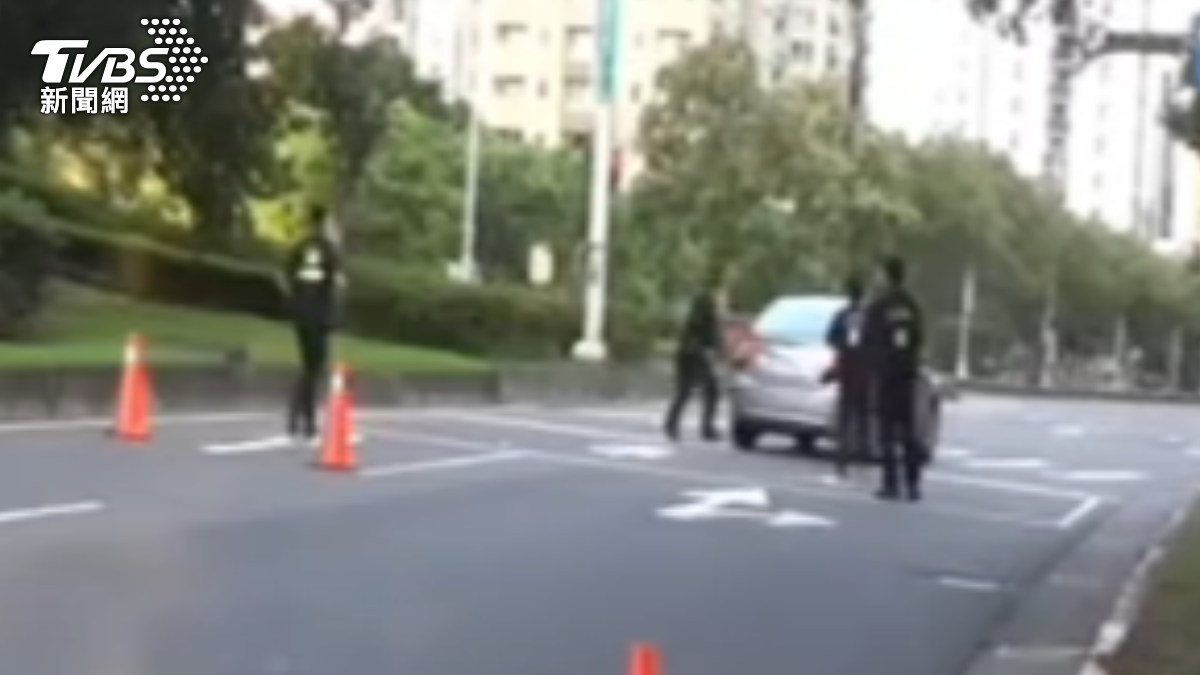 豪宅區清晨槍響!男拒檢撞警 中彈仍逃3公里